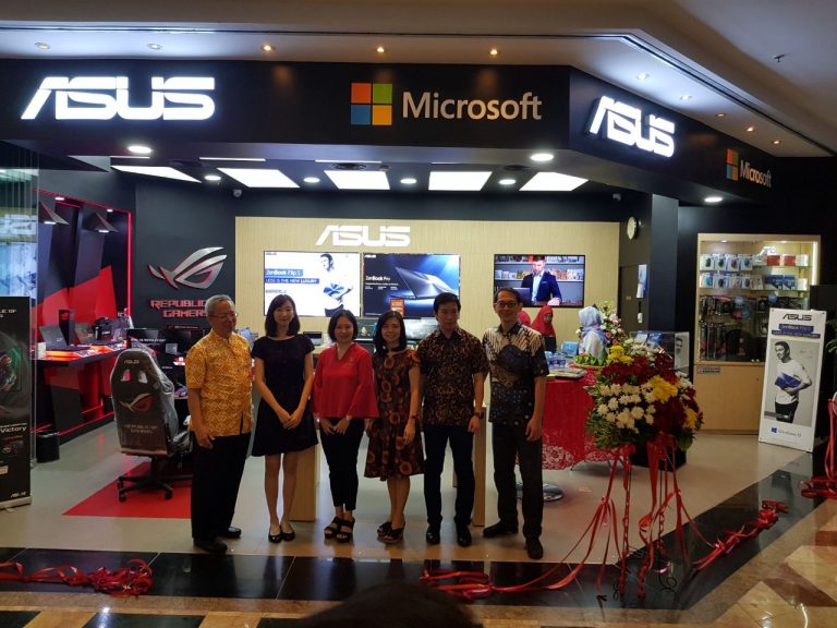 ASUS Representative Microsoft Representative and IT Galeri Representative on ASUS Premium Store Opening (2)