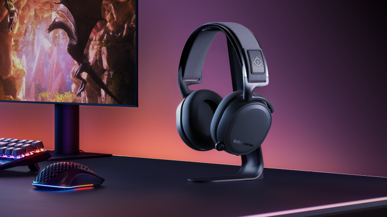 arctis_7_black_insitu_desk_wide