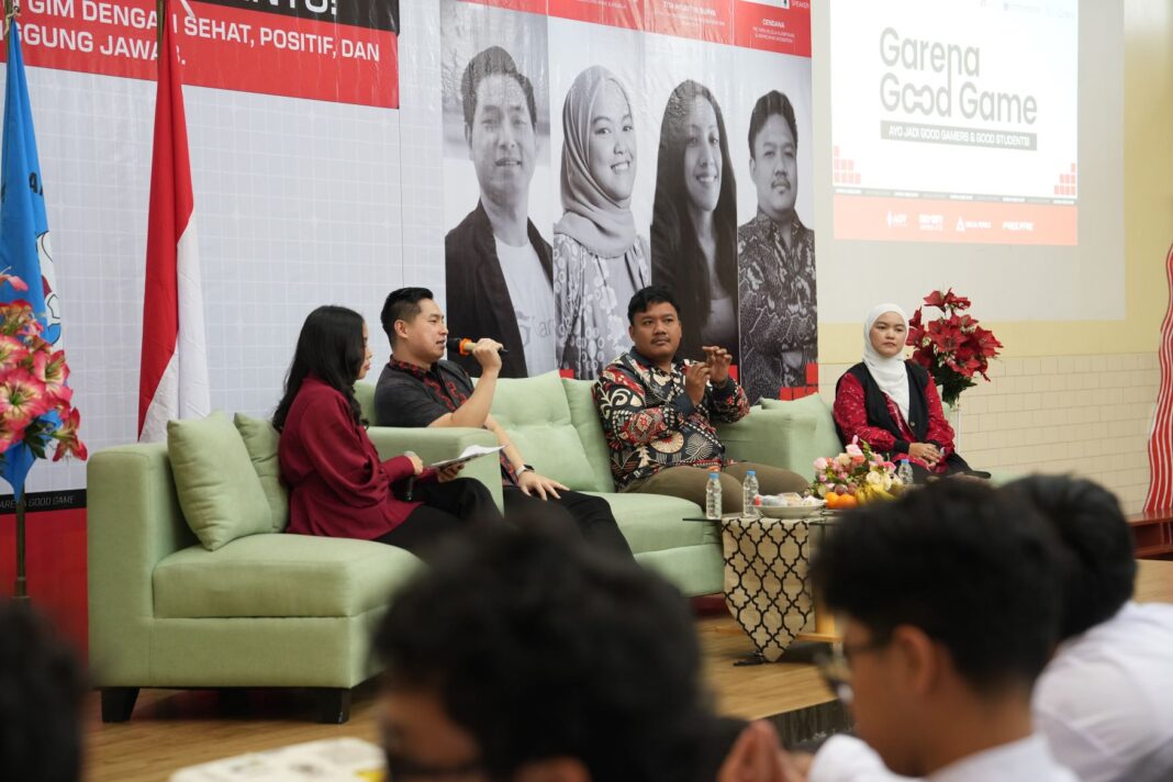 Wijaya Nugroho memberikan paparan dalam Garena Good Game Talkshow di SMA Marsudirini Bekasi